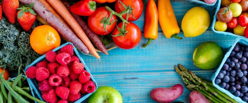 O menu da dieta protéica deve incluir vegetais, frutas e bagas. 