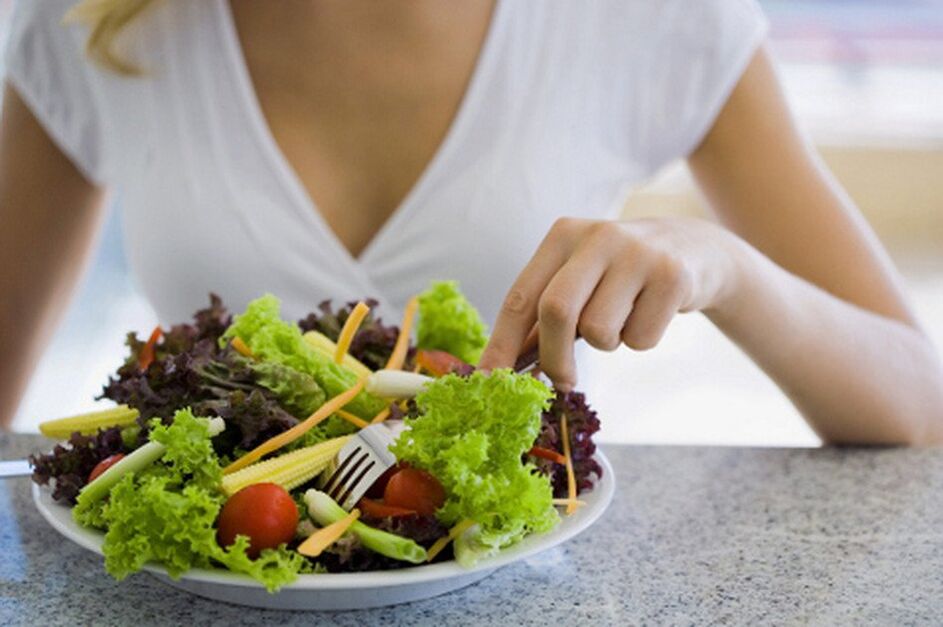 Na gastrite, é necessário evitar vegetais frescos em favor dos cozidos ou cozidos. 
