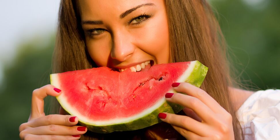 Uma garota que quer perder peso segue uma deliciosa dieta de melancia