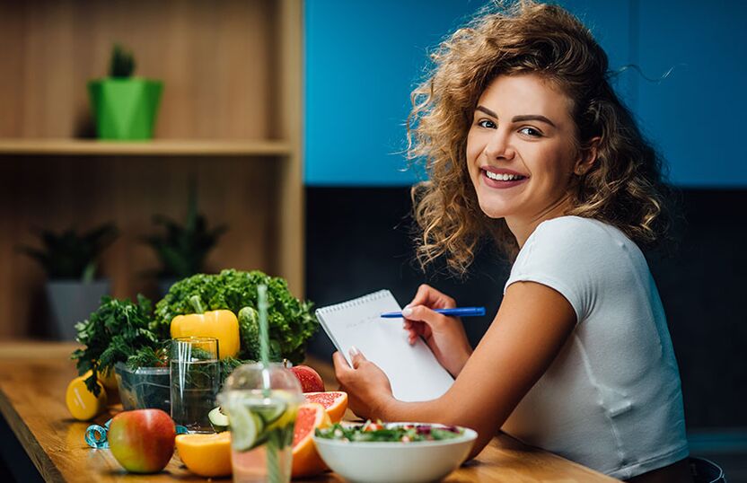 Atitude positiva de uma garota em uma dieta